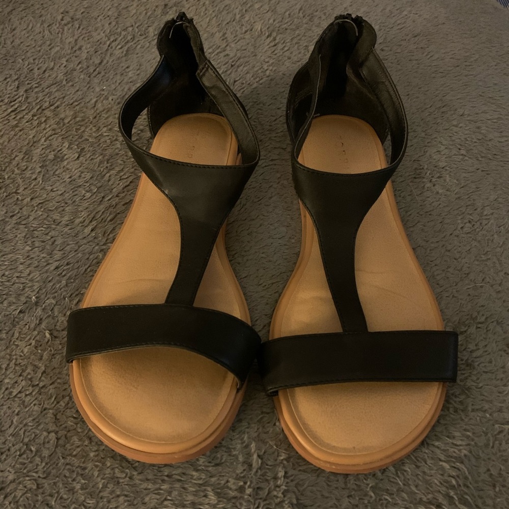 Size 10W Torrid black sandals/flats.